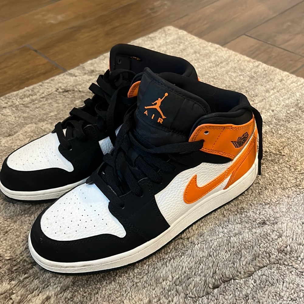 Size 6 Nike air Jordan’s. Orange and black